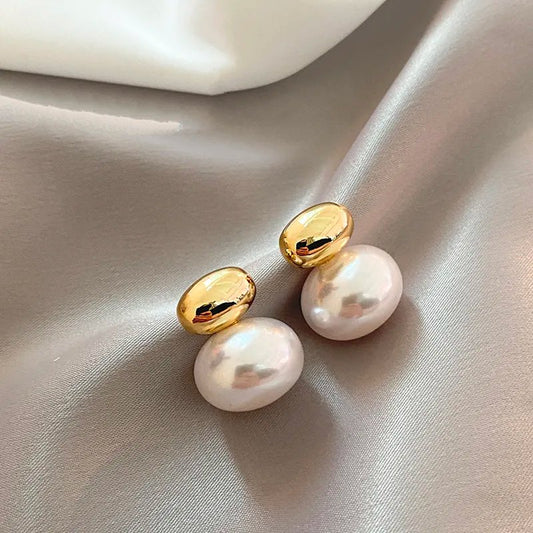 Sara Earring: Elegant Gilded Pearls for Chic Style